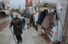 Una imagen de la recogida de firmas en la capital. /Julián García
