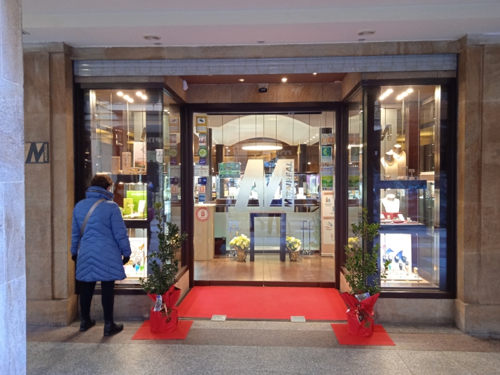 FECSoria decora con árboles de acebo la entrada de 150 establecimientos comerciales en Soria