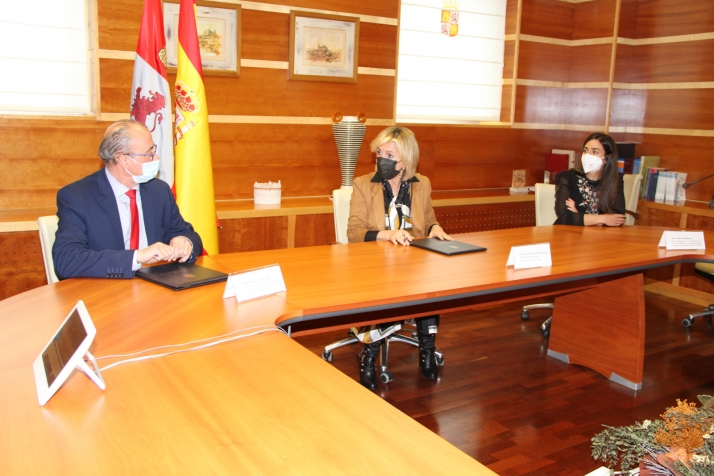 La Consejería de Sanidad firma un convenio con PYFANO para la humanización de la atención a niños oncológicos 