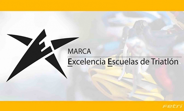 La Federación Española de Triatlón premia a la escuela del Triatlón Soriano