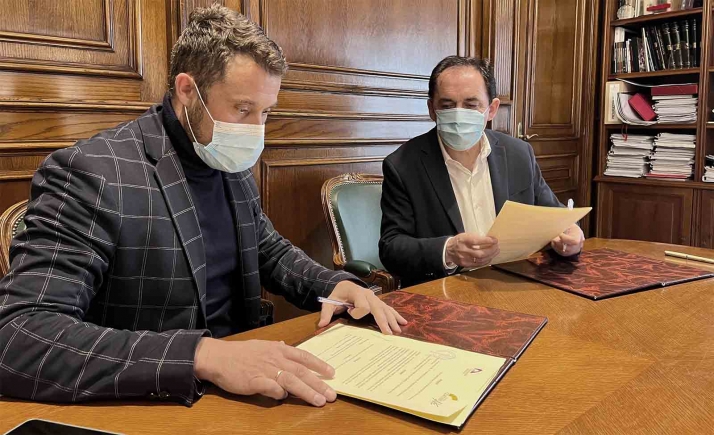 La Diputación rubrica un convenio para difundir las artes plásticas entre los jóvenes