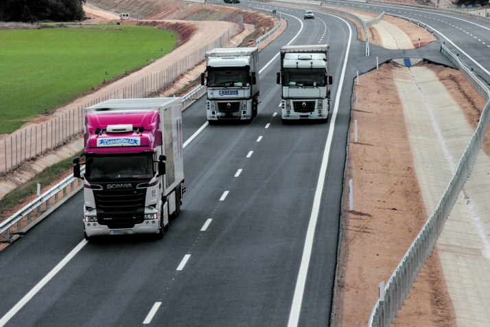 Camiones en la Autovía del Duero en la provincia de Soria. /María Ferrer.