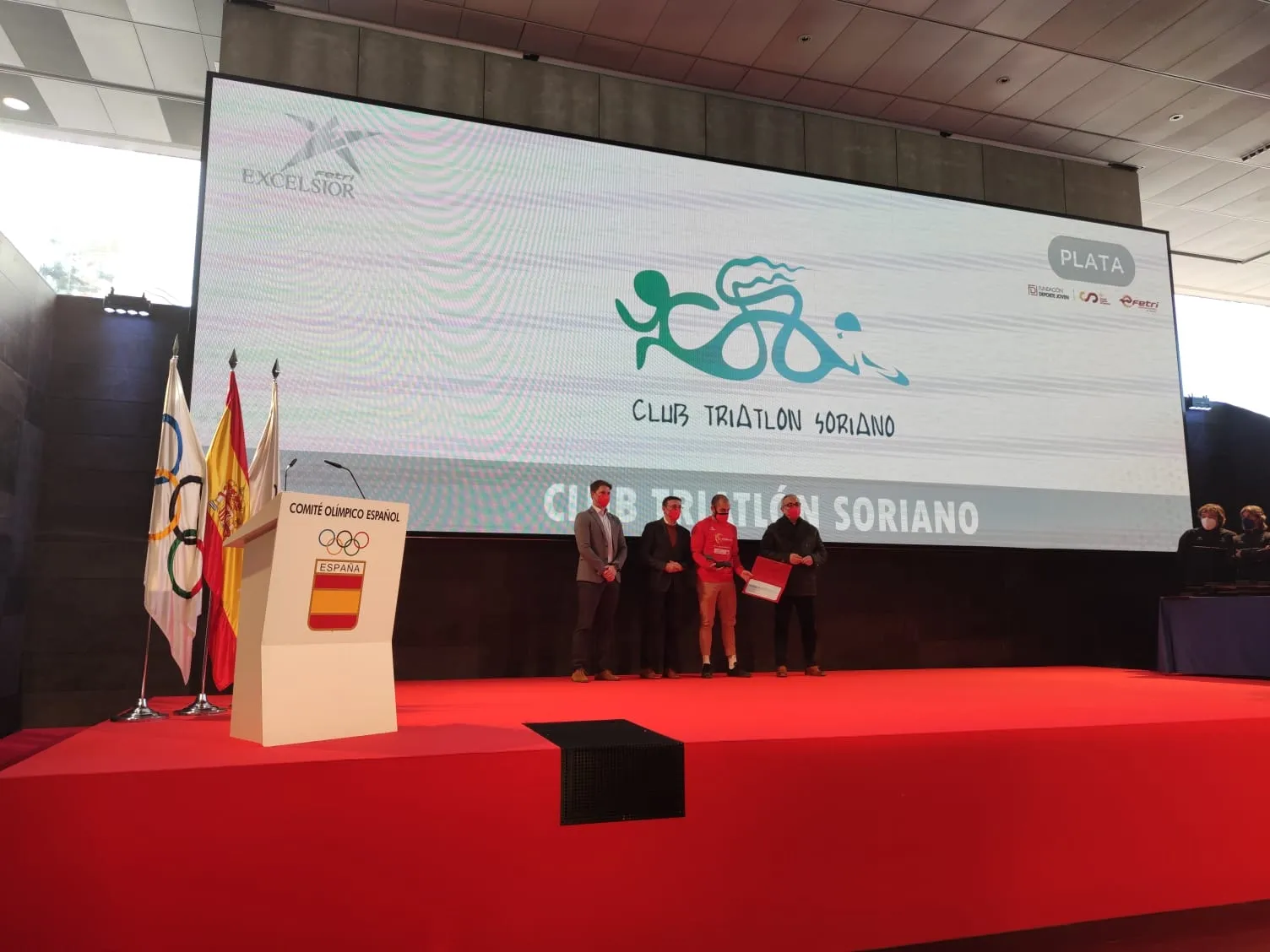 Entrega del sello de excelencia. /Triatlón Soriano