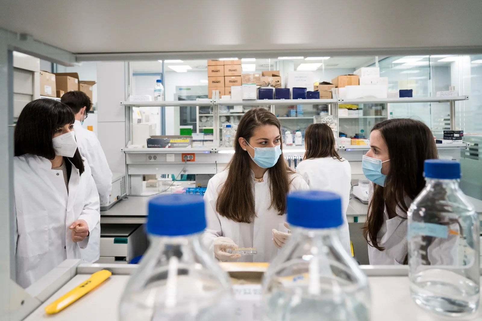 La Dra. Cristina Mayor-Ruíz ejerciendo sus labores en el laboratorio del IRB