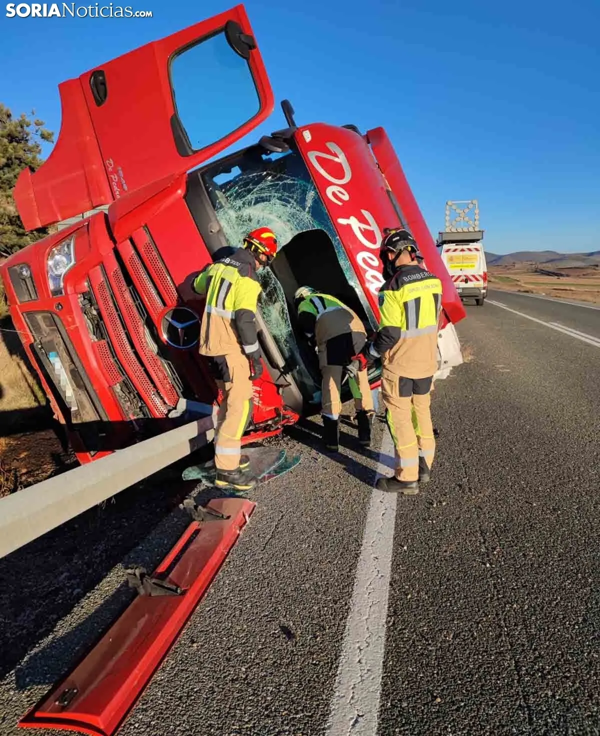 Foto 2 - Aparatoso accidente de un cami&oacute;n en la N-122