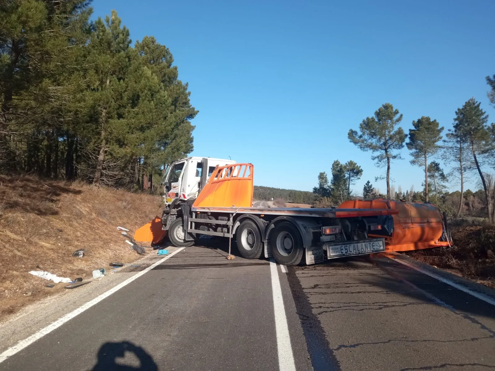 Foto 7 - Vuelca un quitanieves en la carretera en Matamala y el conductor resulta herido