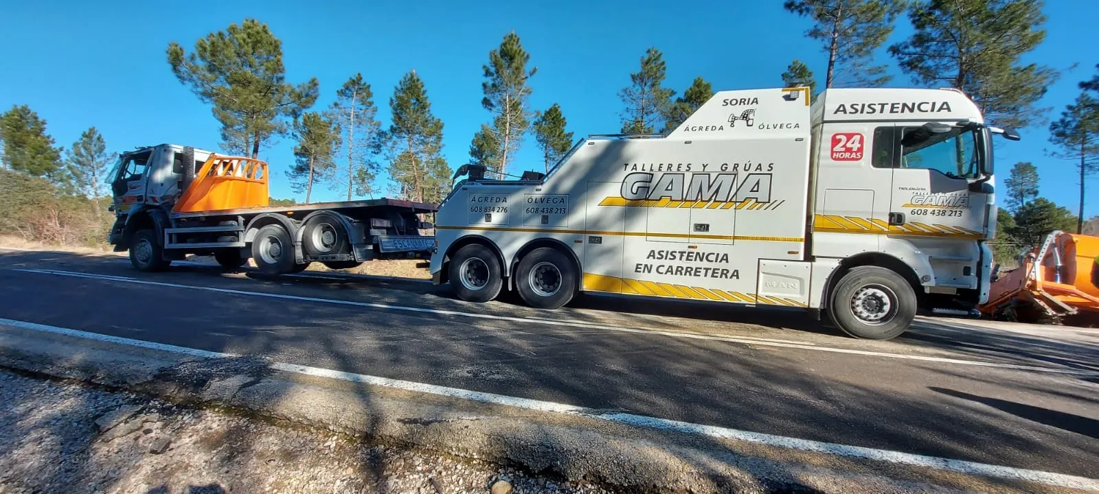 Foto 2 - Vuelca un quitanieves en la carretera en Matamala y el conductor resulta herido