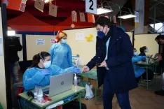 Mañueco recibe la tercera dosis de la vacuna contra la Covid-19