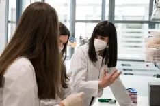 La Dra. Cristina Mayor-Ruíz ejerciendo sus labores en el laboratorio del IRB
