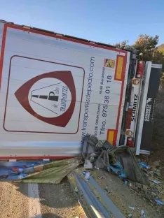Foto 3 - Aparatoso accidente de un cami&oacute;n en la N-122