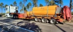 Foto 6 - Vuelca un quitanieves en la carretera en Matamala y el conductor resulta herido