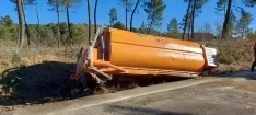 Foto 4 - Vuelca un quitanieves en la carretera en Matamala y el conductor resulta herido