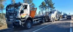 Foto 3 - Vuelca un quitanieves en la carretera en Matamala y el conductor resulta herido
