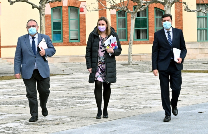 La Junta defiende su política de cero restricciones y refuerzo privado de antígenos