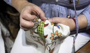 La Junta inicia los trámites para proteger el bordado serrano como Bien de Interés Cultural Inmaterial