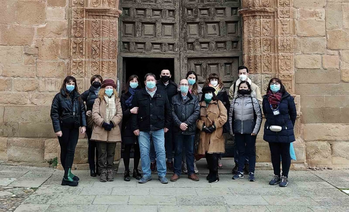 Los participantes en la visita posan en la puerta de la concatedral. /ASOHTUR
