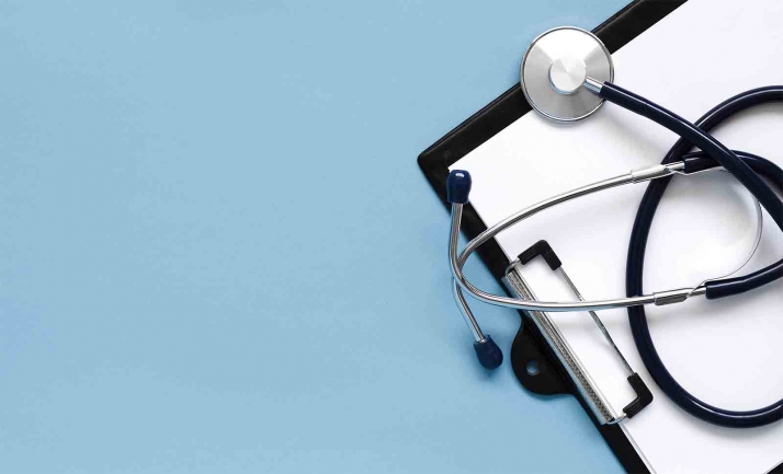 Reclaman medidas urgentes para facilitar las bajas laborales por Covid y aliviar la carga de trabajo a los médicos