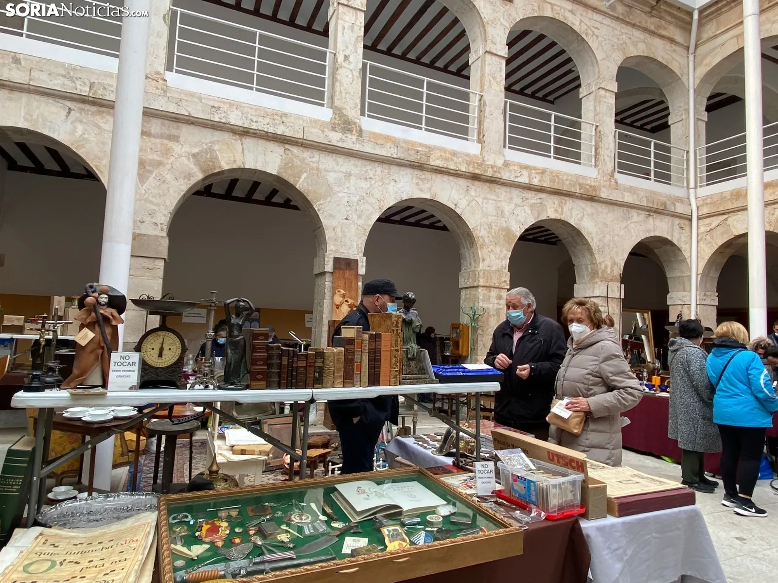 El alcalde Antonio Pardo y el teniente alcalde Luis Cuesta en la inauguración de la I Feria de Antigüedades de El Burgo de Osma