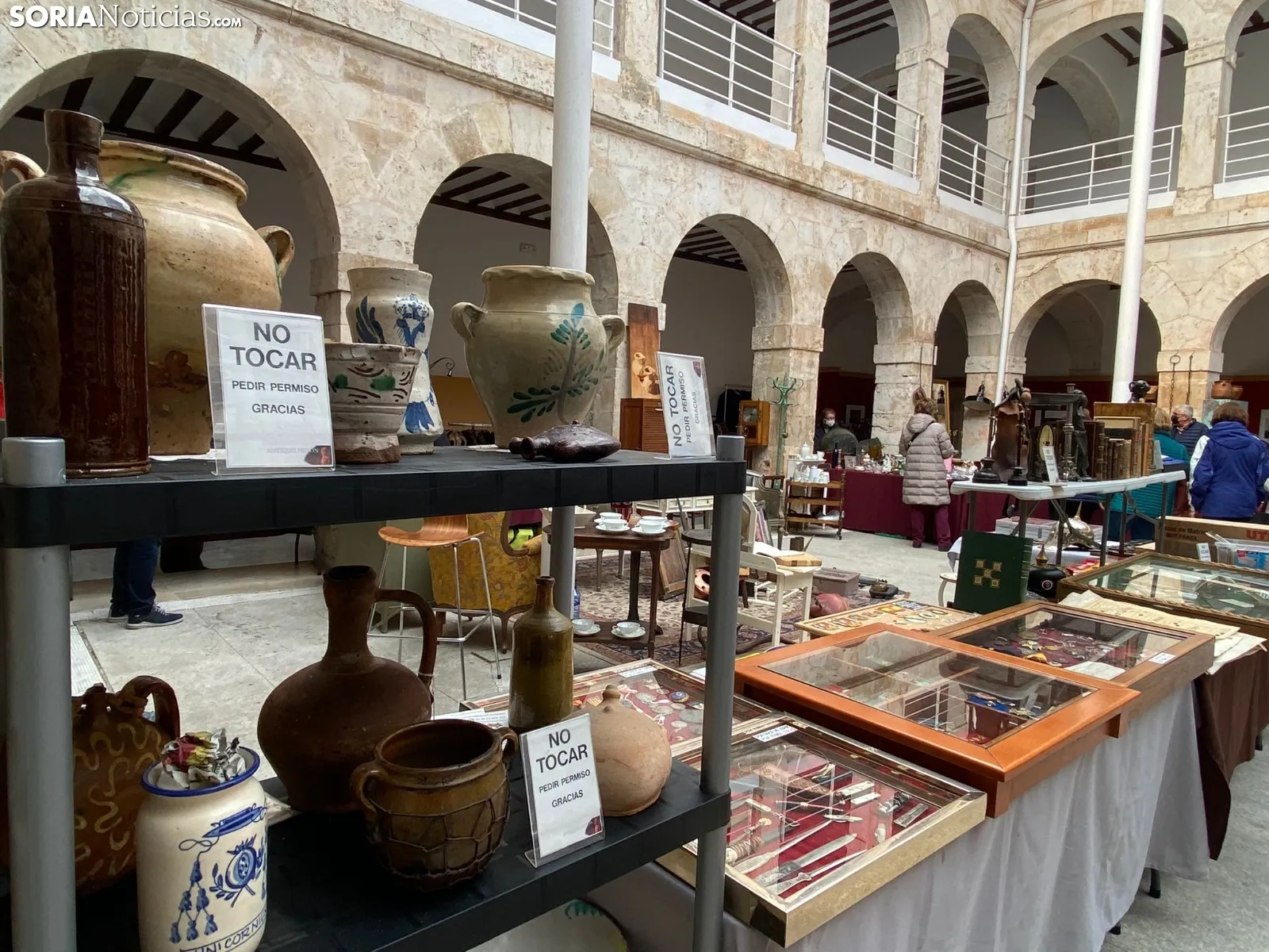 El alcalde Antonio Pardo y el teniente alcalde Luis Cuesta en la inauguración de la I Feria de Antigüedades de El Burgo de Osma