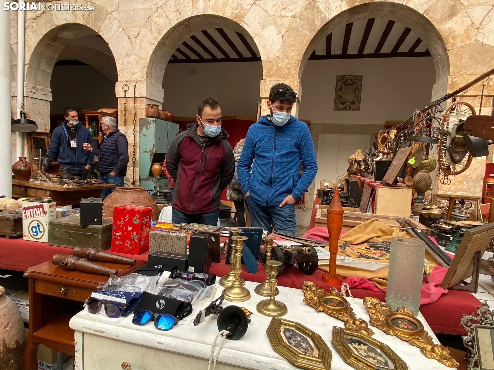 El alcalde Antonio Pardo y el teniente alcalde Luis Cuesta en la inauguración de la I Feria de Antigüedades de El Burgo de Osma