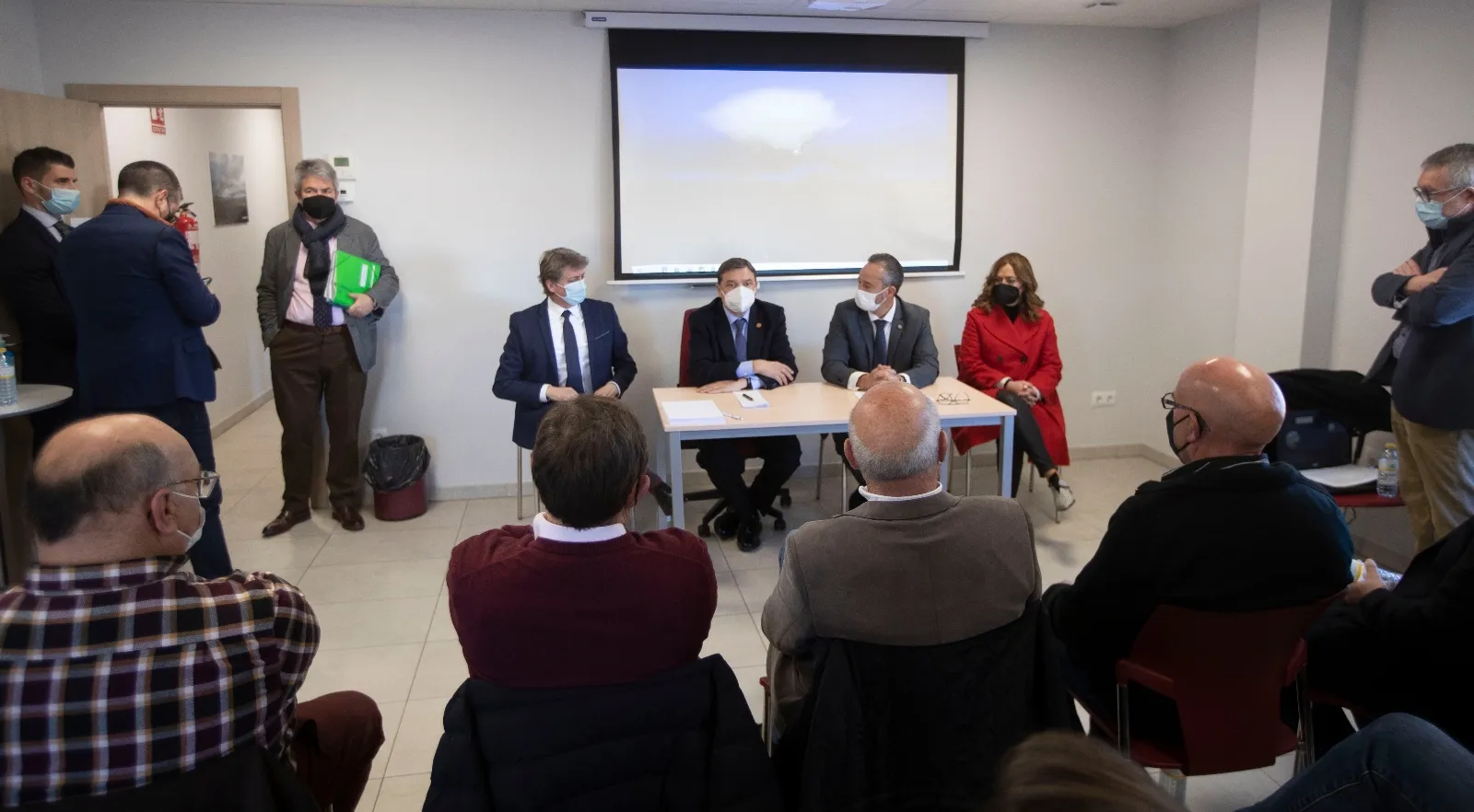 Foto 2 - El ministro Planas se compromete en Soria a no limitar el n&uacute;mero de animales de las granjas de cerdo
