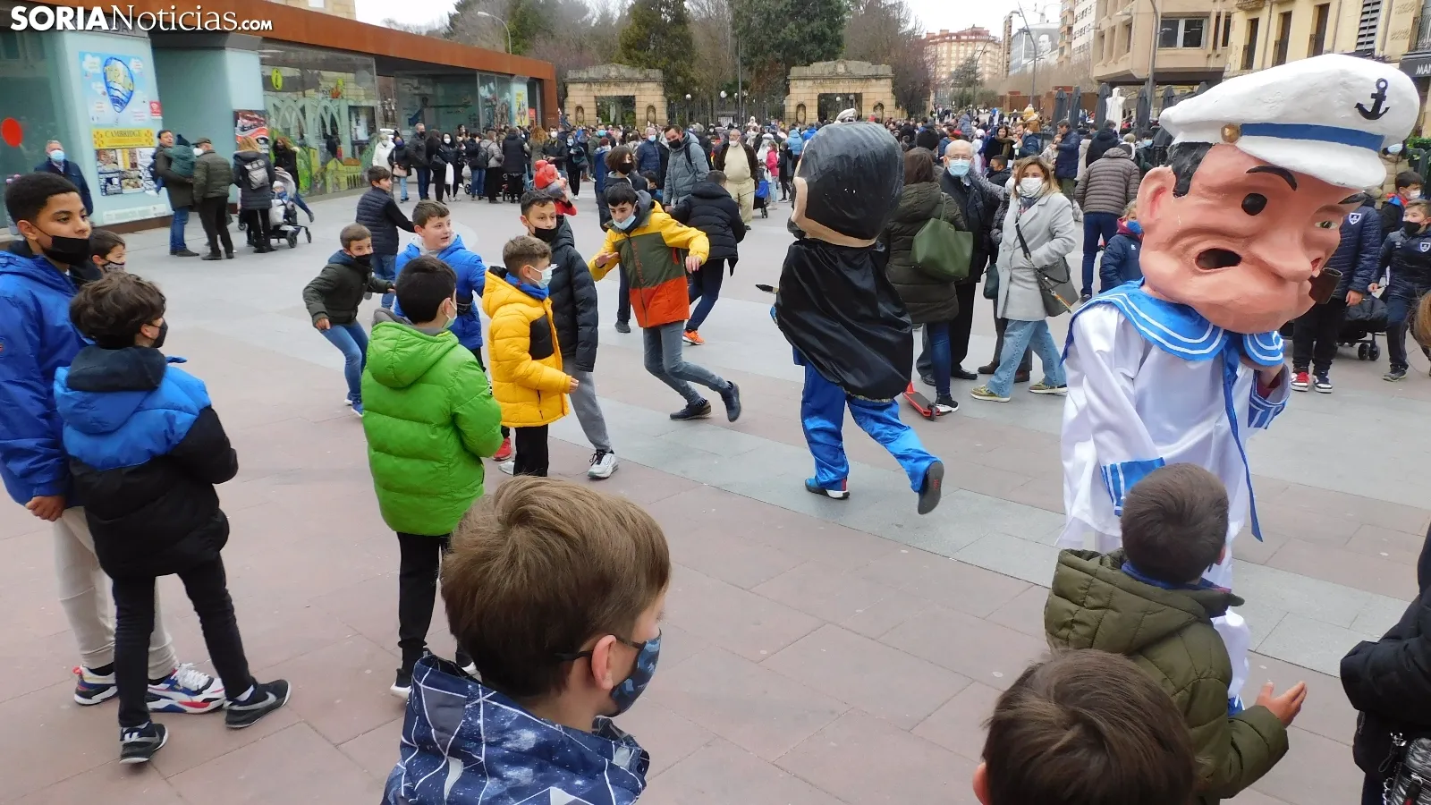 Desfile de Gigantes y Cabezudos en Soria por Carnaval.