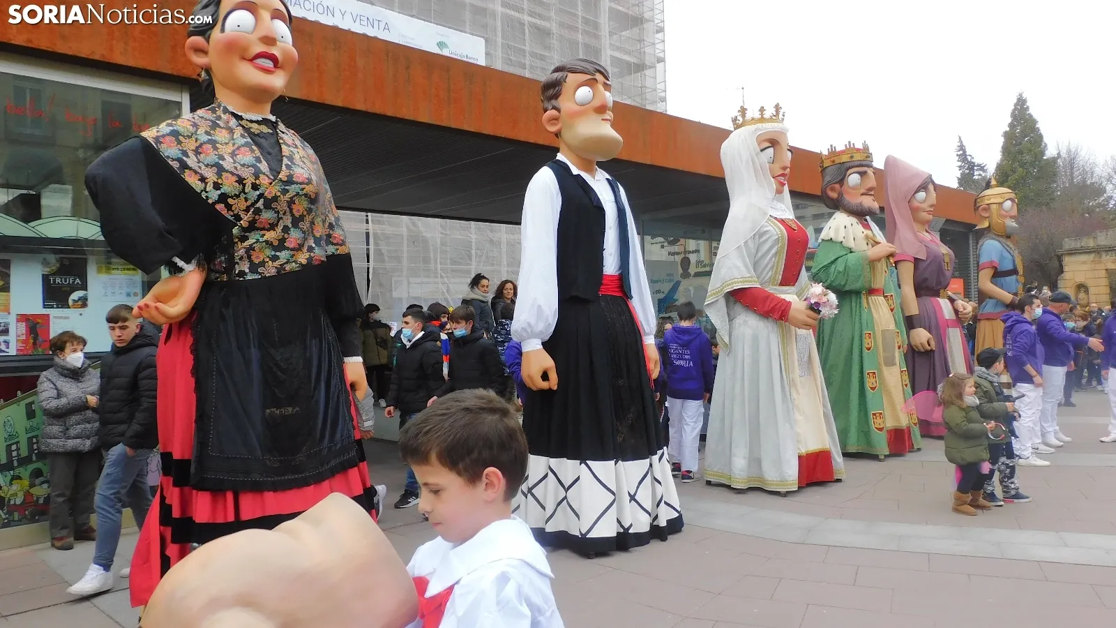 Desfile de Gigantes y Cabezudos en Soria por Carnaval.