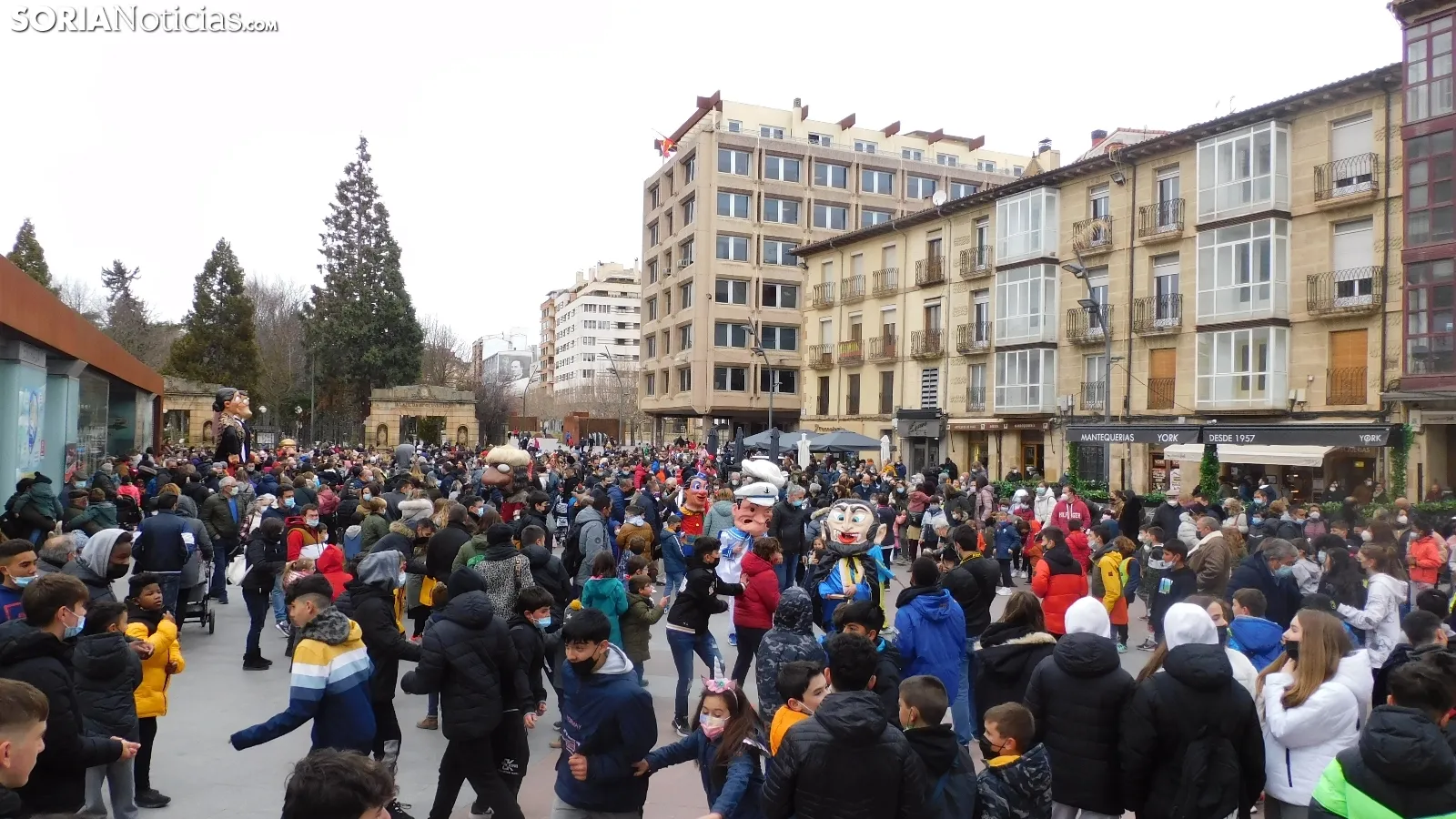 Desfile de Gigantes y Cabezudos en Soria por Carnaval.