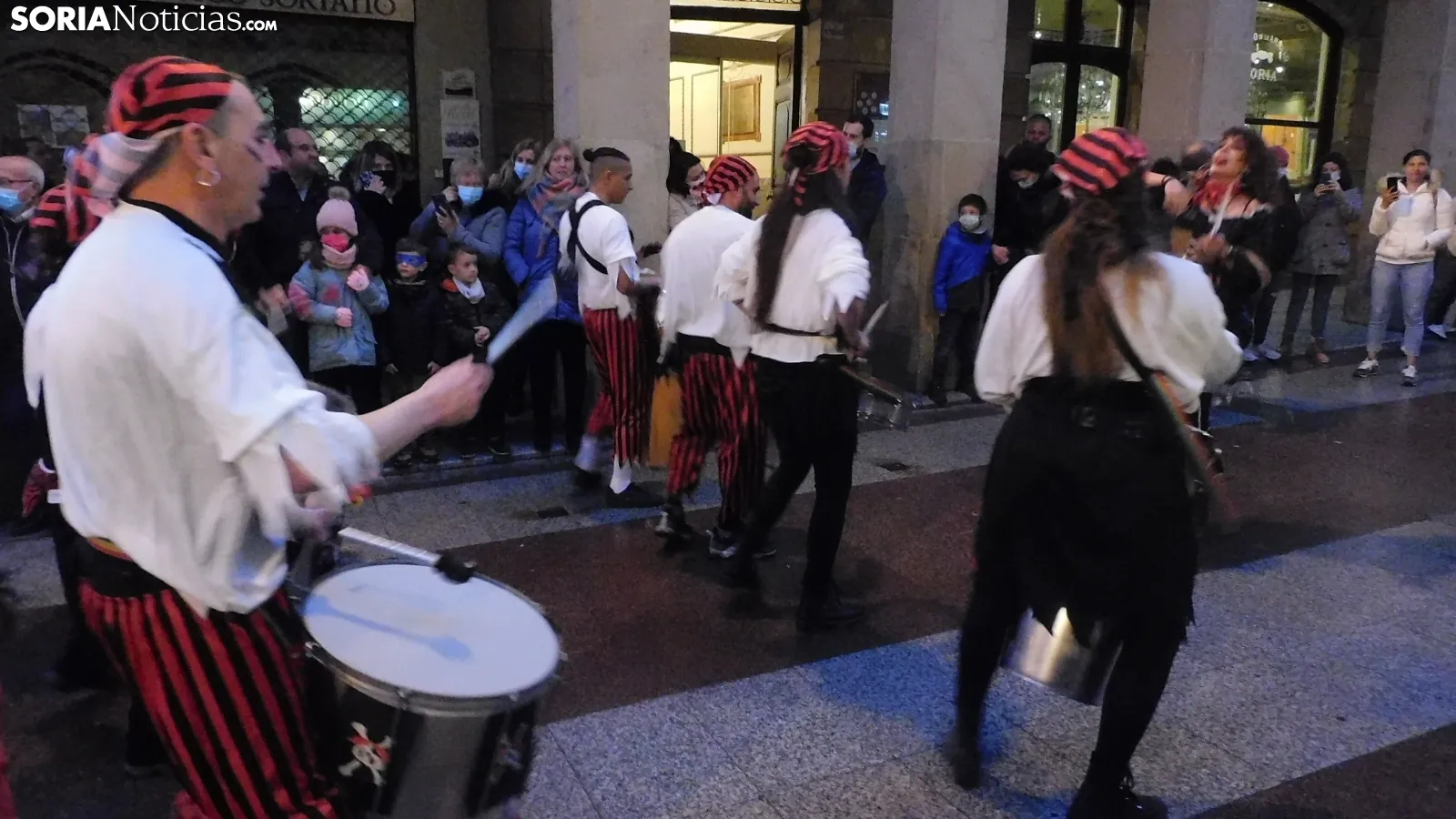 Foto 13 - Galer&iacute;a y v&iacute;deo: el centro de Soria disfruta del Carnaval al ritmo de batucadas con enorme expectaci&oacute;n