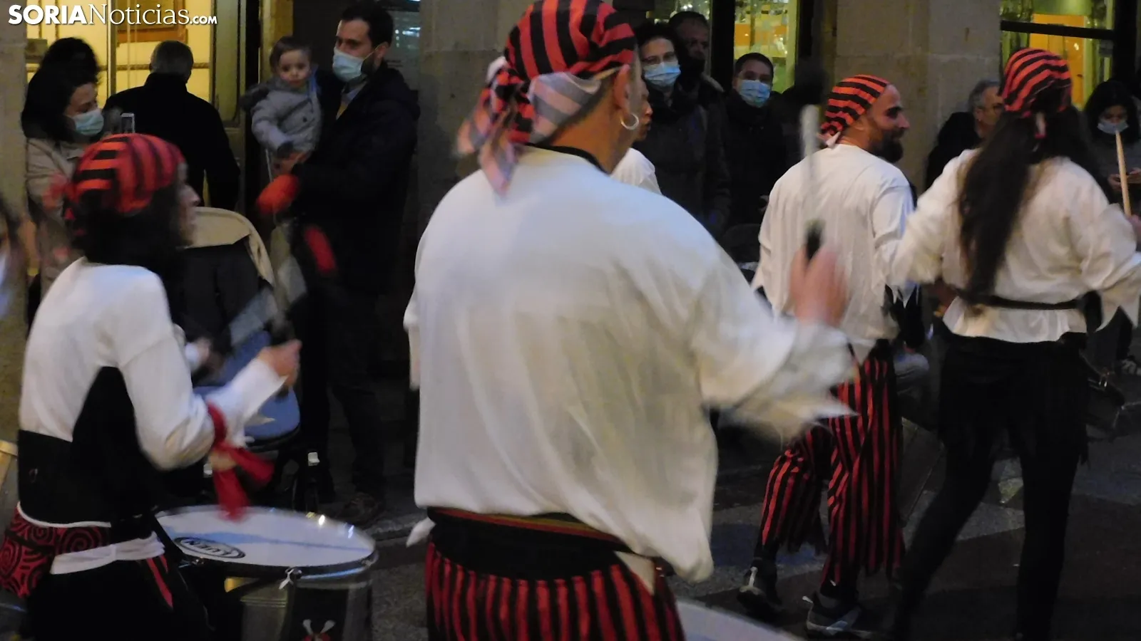 Foto 10 - Galer&iacute;a y v&iacute;deo: el centro de Soria disfruta del Carnaval al ritmo de batucadas con enorme expectaci&oacute;n