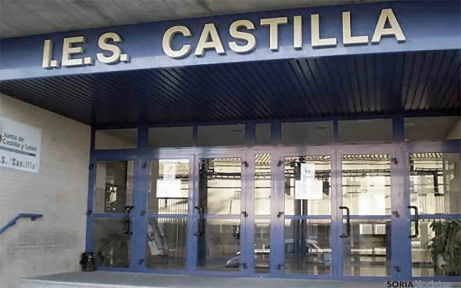 Los directores de la investigación con el cráneo objeto del estudio. /UVa