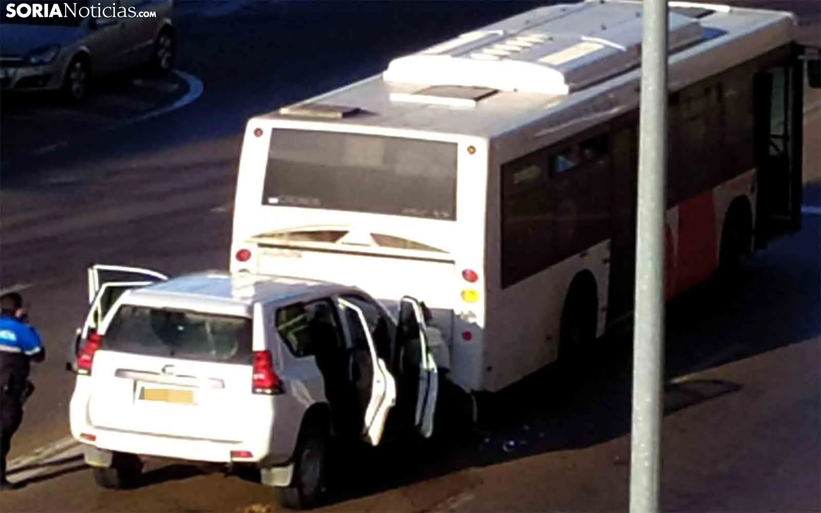 Foto 2 - Choque entre un todoterreno y un autob&uacute;s en la avenida de Valladolid