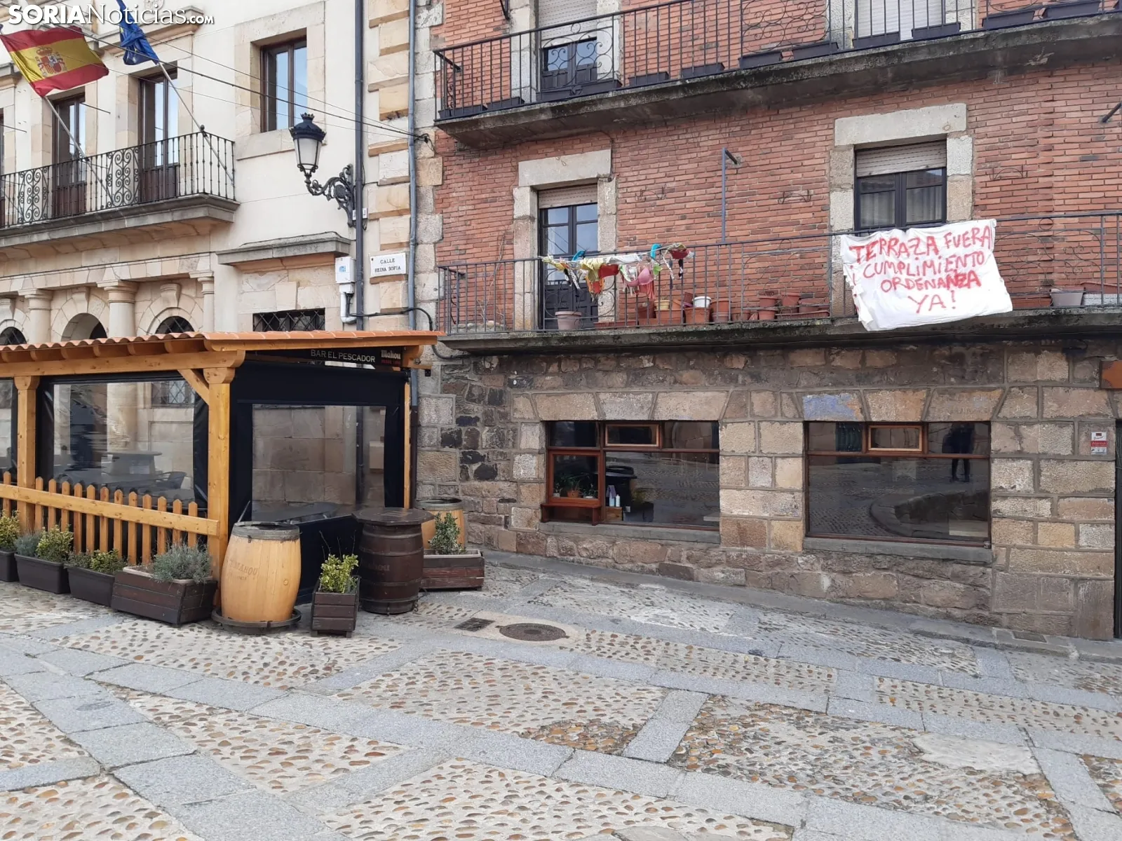 Terraza anclada a la fachada del Ayuntamiento en Vinuesa.