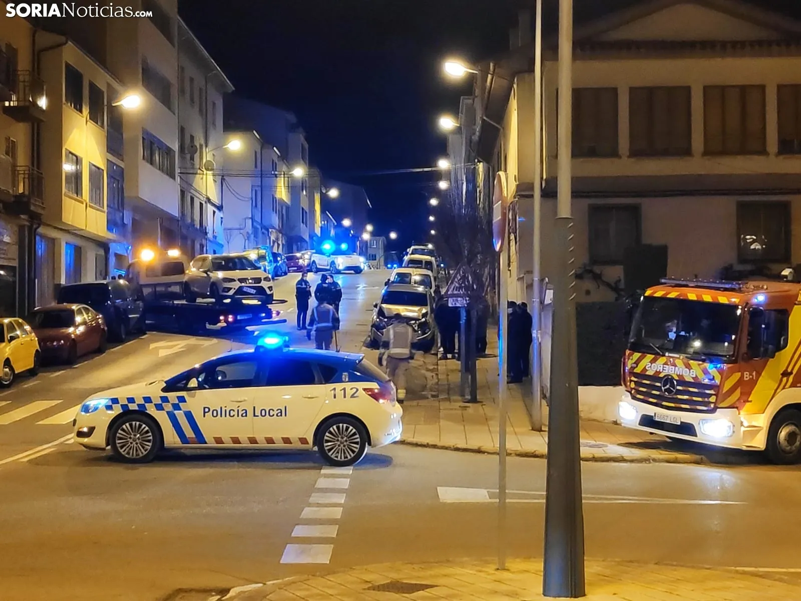 Foto 2 - Susto nocturno en Soria con el choque de un veh&iacute;culo con otros aparcados