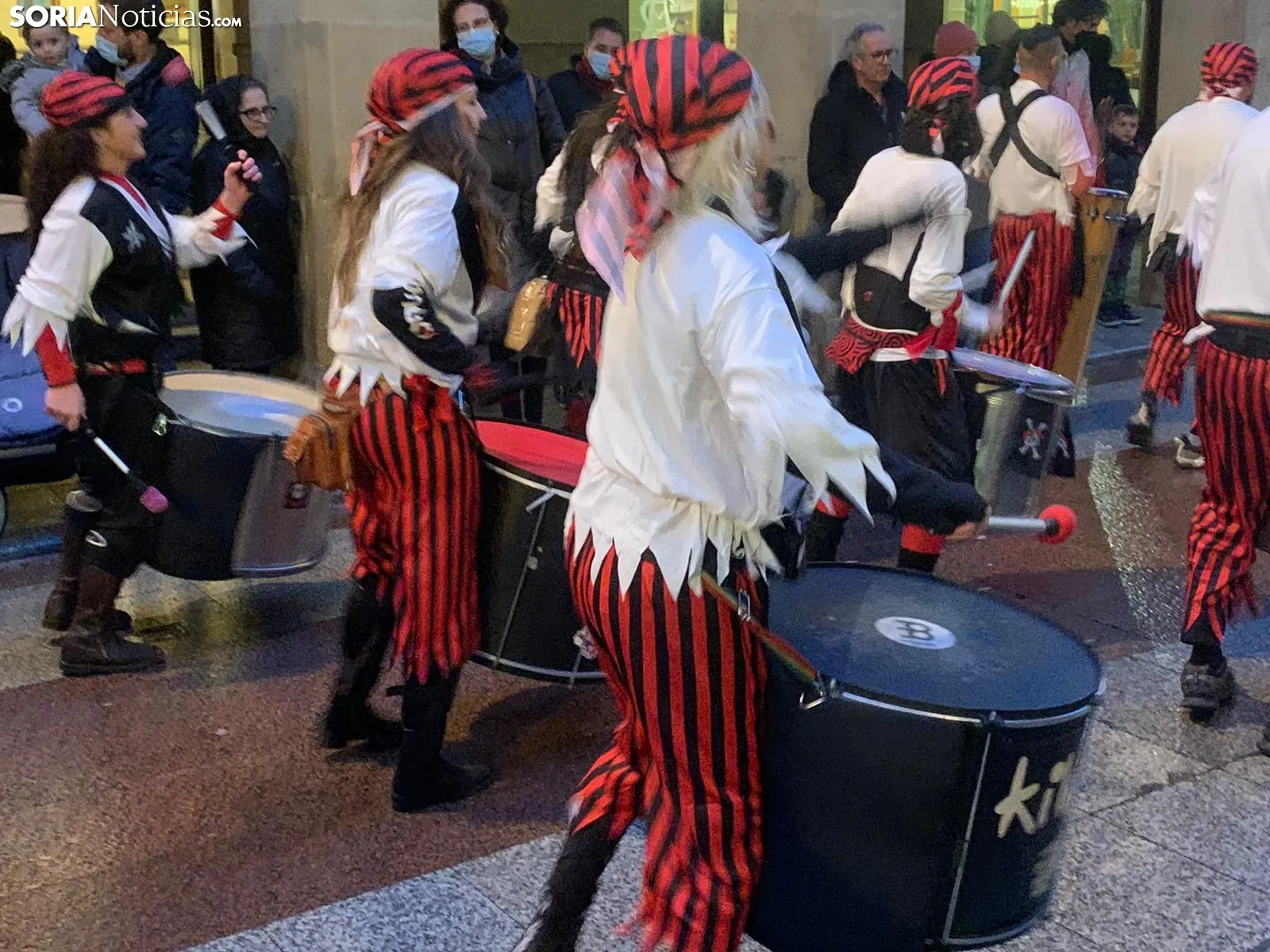 Foto 18 - Galer&iacute;a y v&iacute;deo: el centro de Soria disfruta del Carnaval al ritmo de batucadas con enorme expectaci&oacute;n