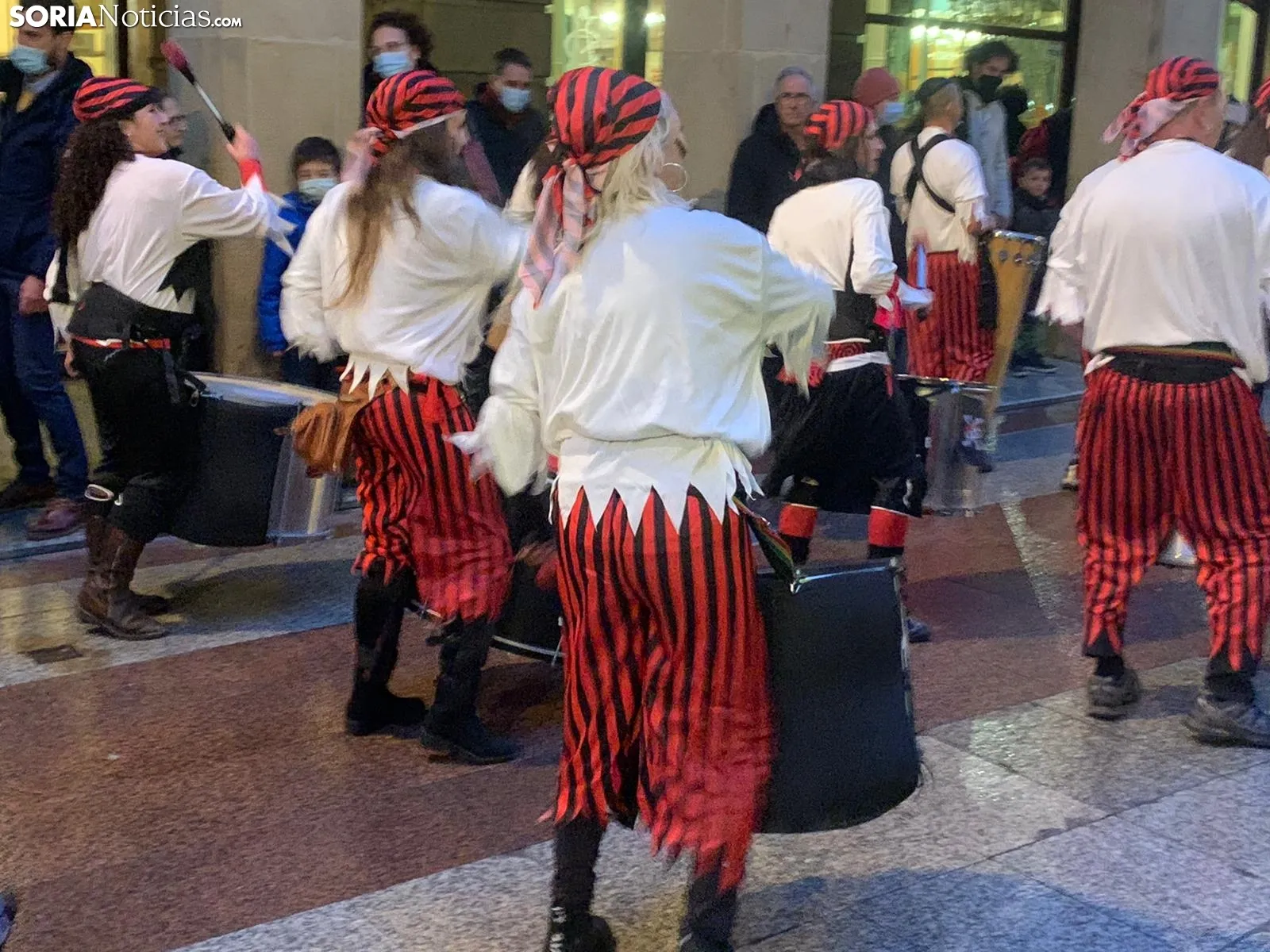 Foto 15 - Galer&iacute;a y v&iacute;deo: el centro de Soria disfruta del Carnaval al ritmo de batucadas con enorme expectaci&oacute;n