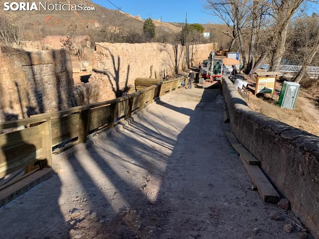 Foto 2 - M&iacute;nguez anuncia la compra del 50% del Convento de San Agust&iacute;n en su visita a la muralla