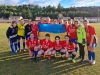 Las jugadoras del Sporting Uxama posando con una bandera de Ucrania./ Foto: Sporting Club Uxama.
