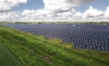 Vista aérea de una planta de energía solar fotovoltaica. 