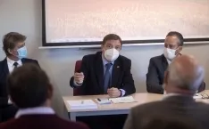 Foto 4 - El ministro Planas se compromete en Soria a no limitar el n&uacute;mero de animales de las granjas de cerdo