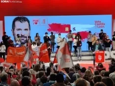 Foto 6 - Pedro S&aacute;nchez pasa de puntillas sobre la despoblaci&oacute;n en su ba&ntilde;o de masas en Soria