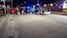Foto 6 - AMPLIACI&Oacute;N: Una mujer trasladada al hospital tras el vuelco de un turismo en la avenida de Valladolid