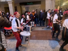Foto 6 - Galería y vídeo: el centro de Soria disfruta del Carnaval al ritmo de batucadas con enorme expectación