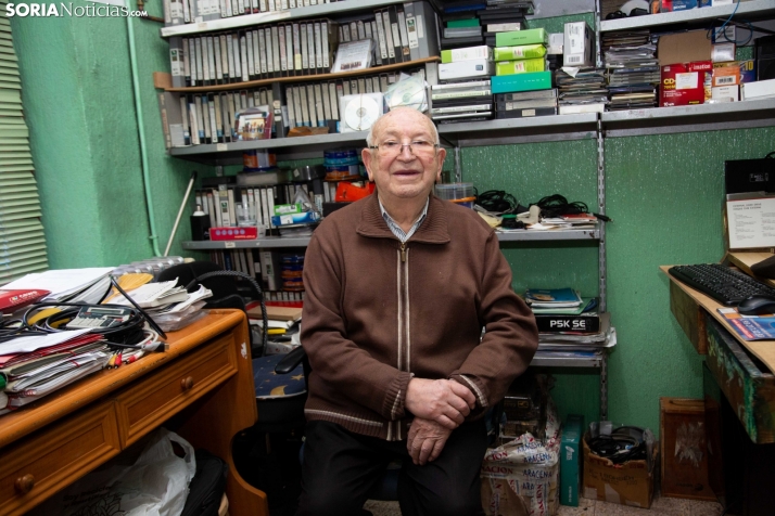 Teodoro de Miguel en su habitación verde. /María Ferrer