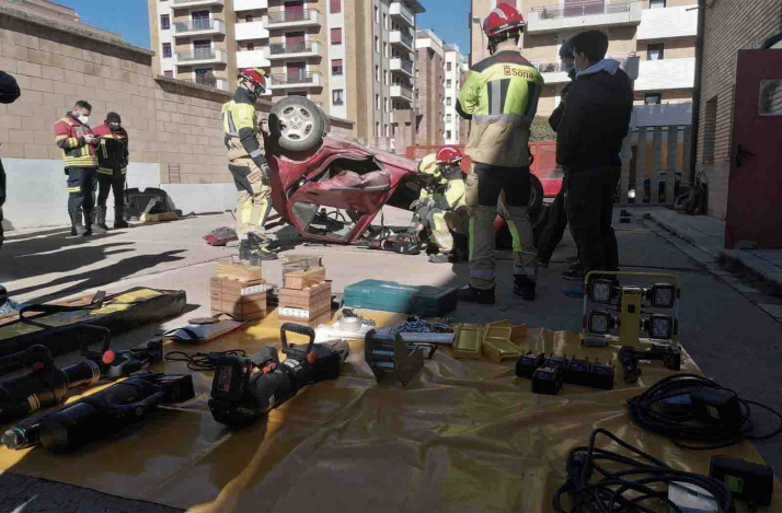 Los bomberos se instruyen en labores de excarcelación