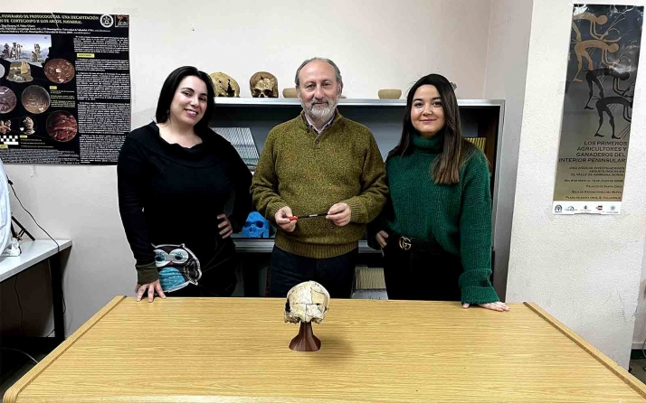 Los directores de la investigación con el cráneo objeto del estudio. /UVa