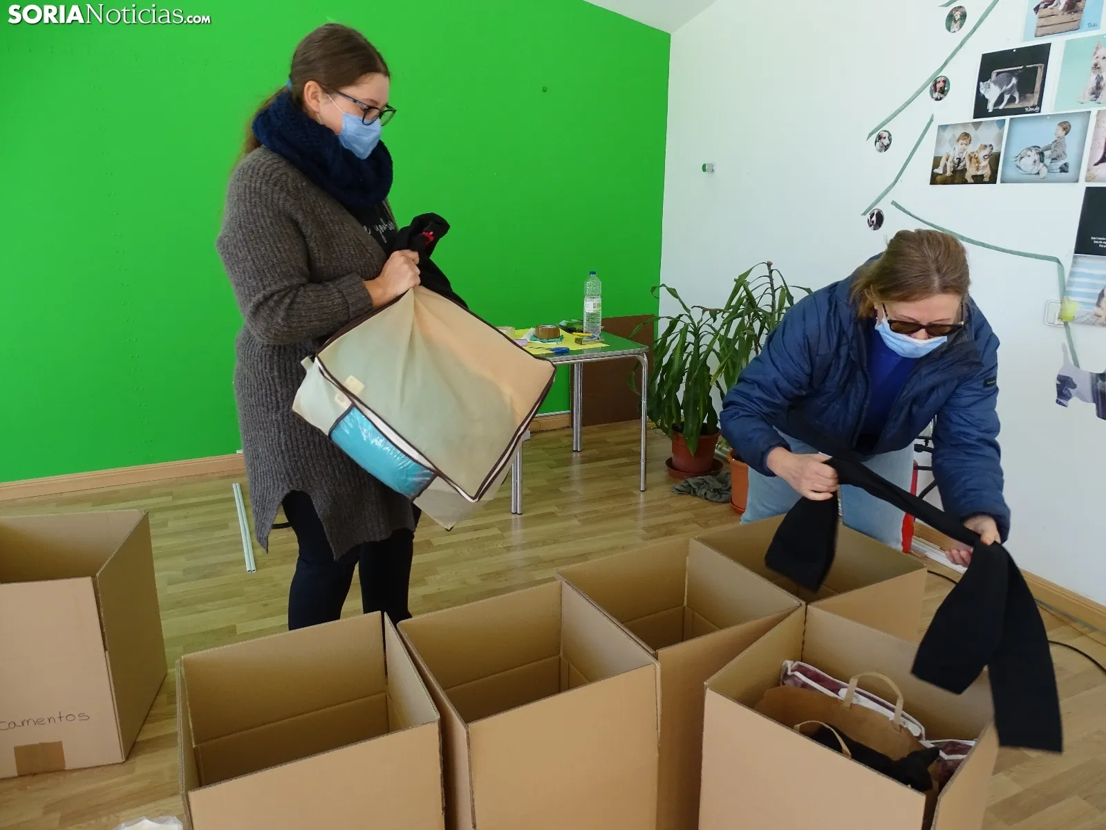 Irina y Katerina colaboran como voluntarias en la recogida de productos para Ucrania 