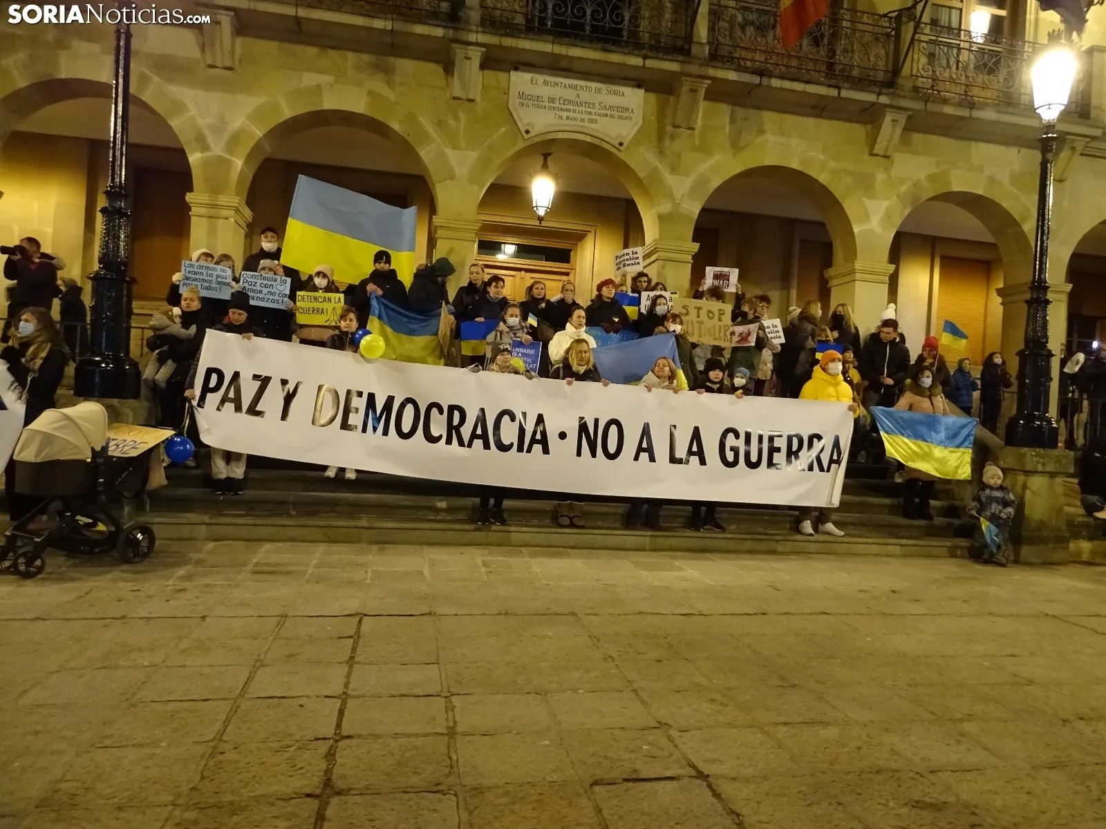 Foto 11 - Soria se ti&ntilde;e de amarillo y azul