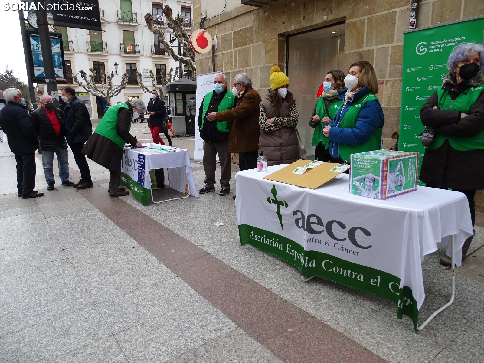La mesa informativa de la AECC en Soria este mediodía. /SN