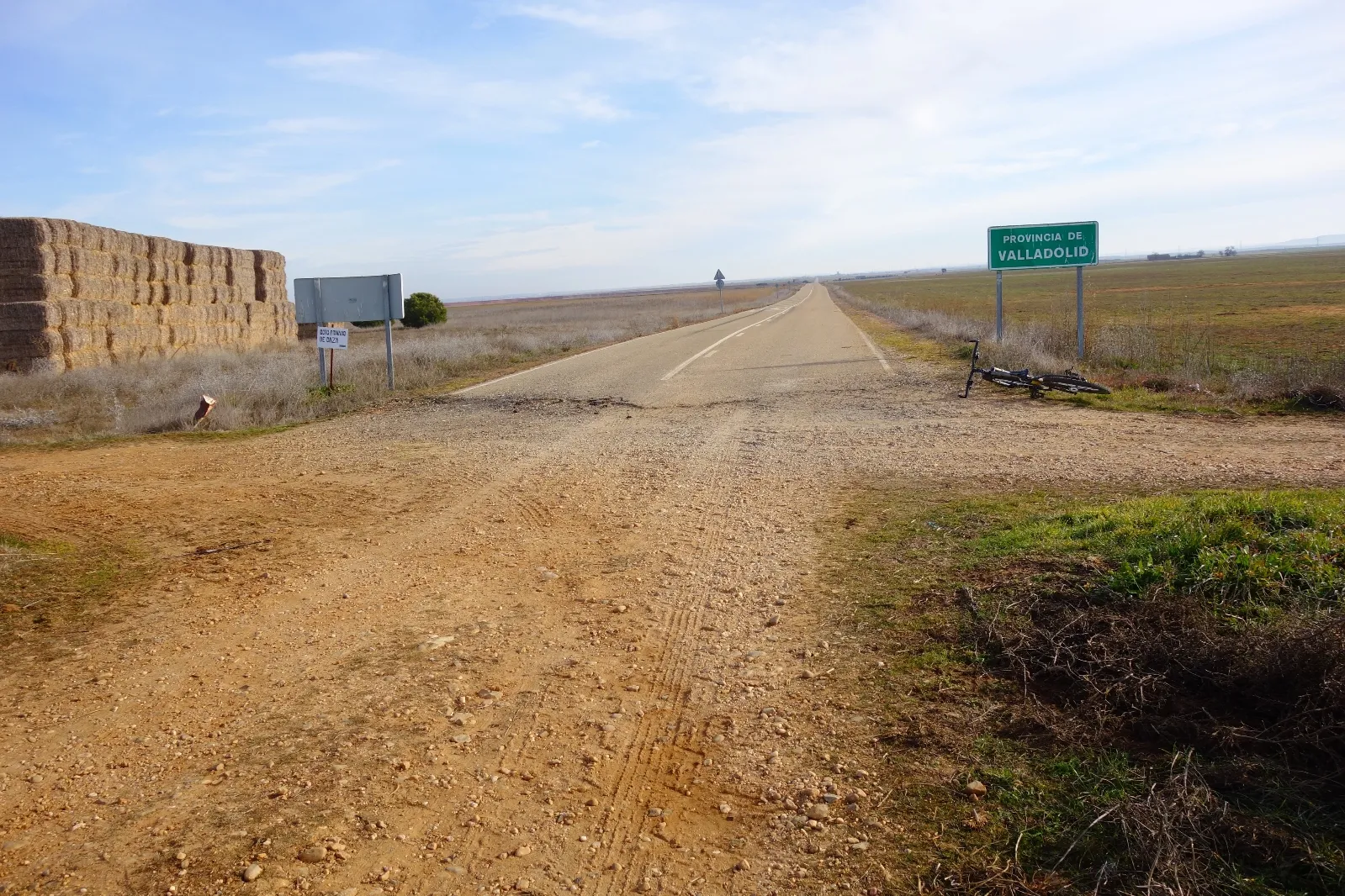 La carretera que se degrada a camino o el camino que asciende a carretera. /@pucelaenbici